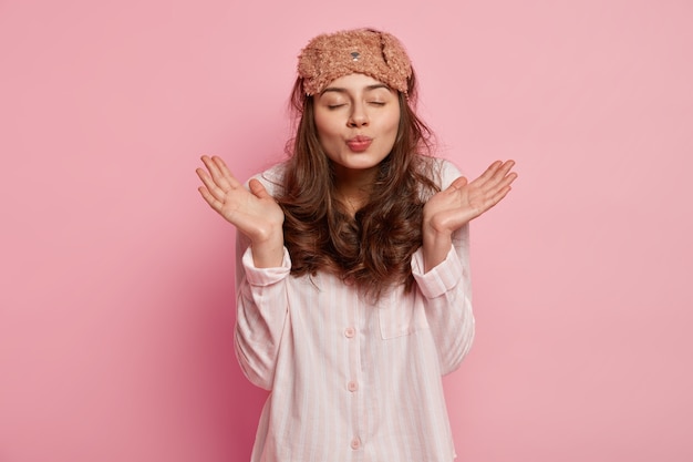 Jeune femme, porter, pyjama, et, masque sommeil