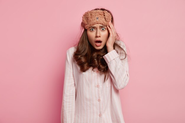 Jeune femme, porter, pyjama, et, masque sommeil