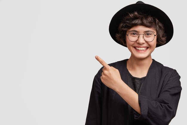 Jeune femme, porter, tous, noir, vêtements, et, lunettes rondes