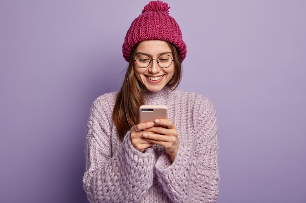 Jeune femme, porter, vêtements hiver