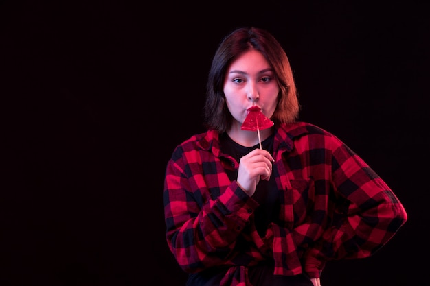 Jeune Femme Posant Avec Chemise à Carreaux Rouge Et Noir