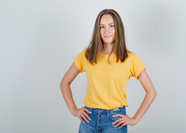 Jeune femme posant comme un mannequin en t-shirt, short et à la fascinante