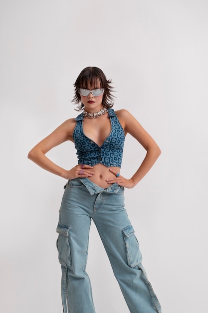 Photo gratuite jeune femme posant dans le style de la mode des années 2000
