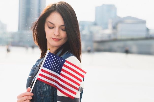 Jeune femme posant avec le drapeau des États-Unis le jour de l&#39;indépendance