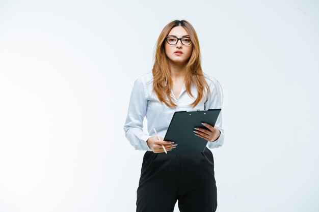 Jeune femme posant avec des lunettes et presse-papiers