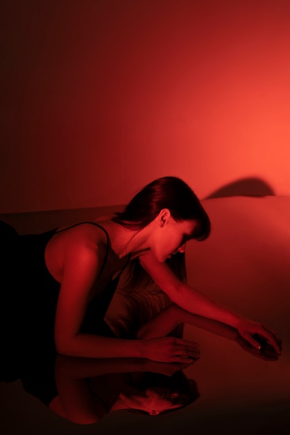 Jeune femme posant avec reflet miroir