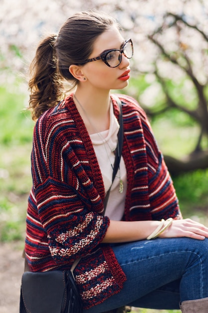 Jeune femme, poser, dans parc