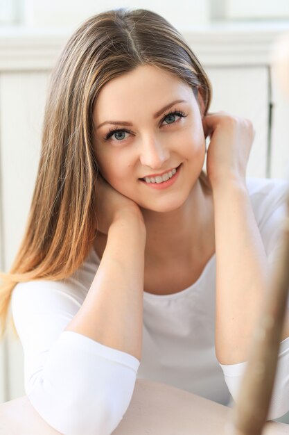 Jeune, femme, poser, intérieur, maison