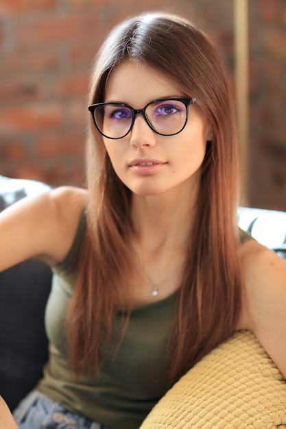 Jeune, femme, poser, intérieur, maison