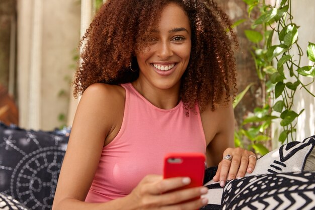 Jeune femme positive à la peau foncée