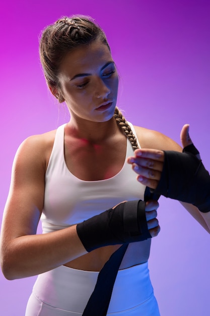 Jeune femme pratiquant le kickboxing