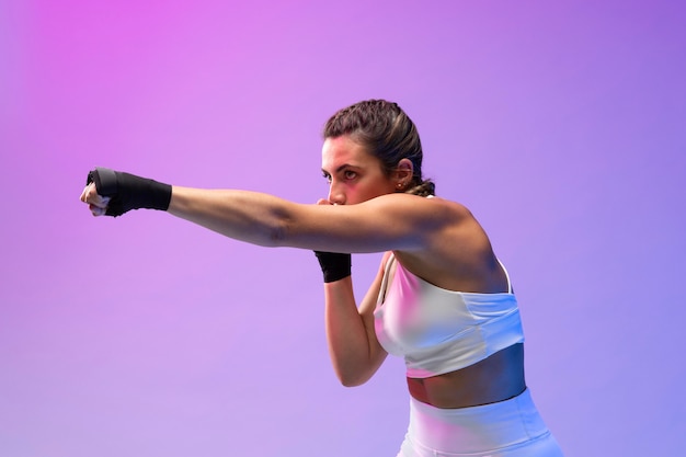 Photo gratuite jeune femme pratiquant le kickboxing