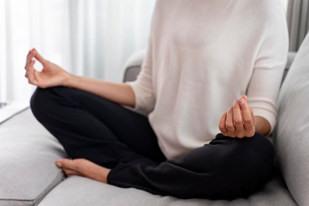 Jeune femme pratiquant le yoga pour se détendre