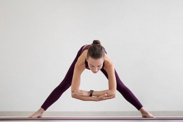 Jeune femme pratiquant le yoga pour son équilibre corporel