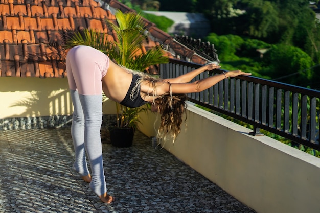 Jeune femme pratiquant le yoga