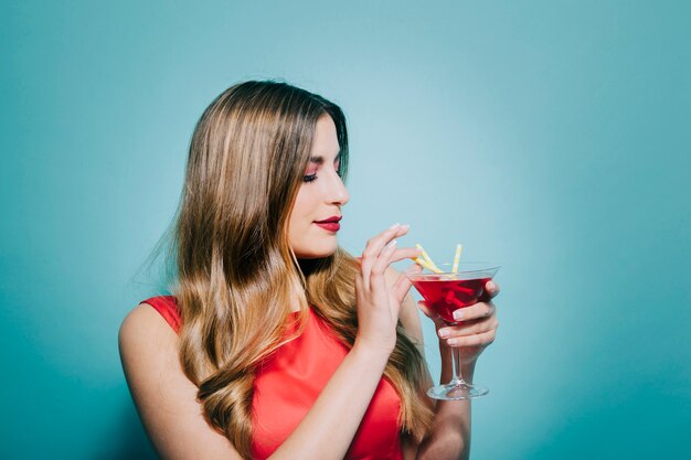 Jeune femme prenant un cocktail