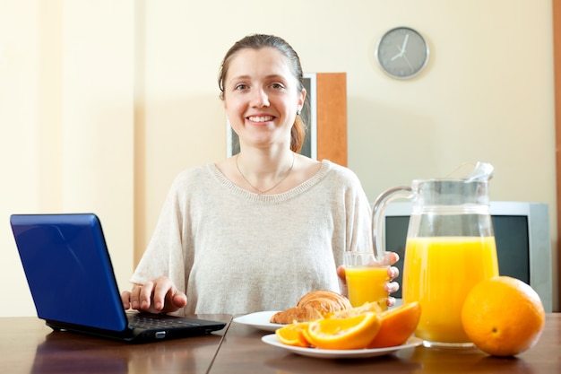 Jeune femme prenant le petit-déjeuner