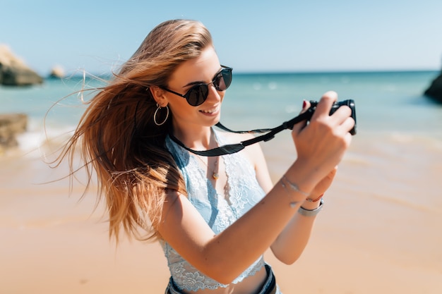 Jeune Femme Prenant Des Photos Avec Appareil Photo Sur La Plage