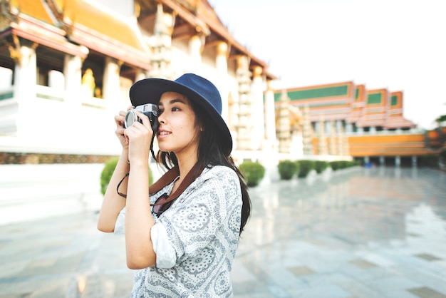 Jeune femme prenant des photos par caméra