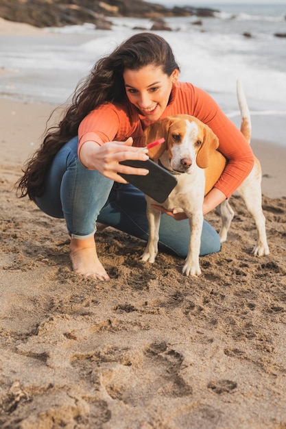 Jeune femme prenant selfie avec chien