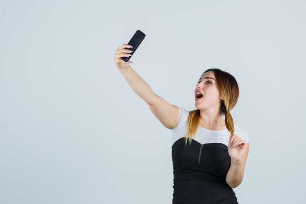 Jeune femme prenant selfie