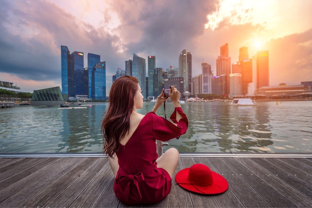 Photo gratuite jeune femme prend des photos à singapour.