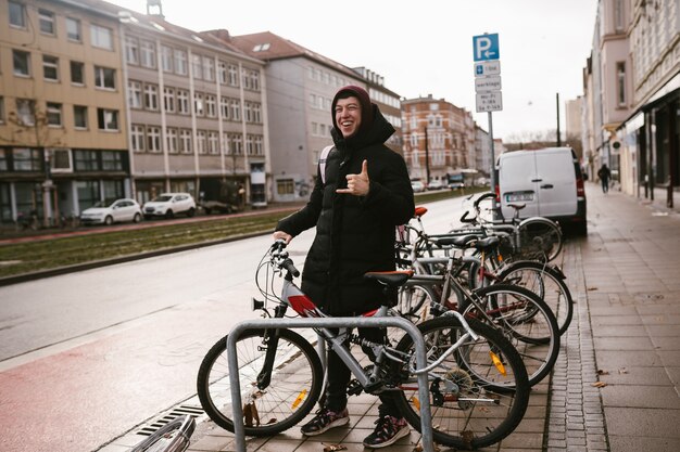 Jeune femme prend son vélo sur le parking