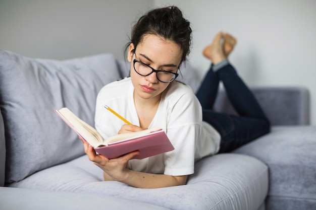 Photo gratuite jeune femme, prendre des notes dans le livre