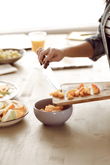 Jeune, femme, prépare, petit déjeuner, cuisine