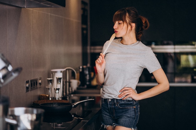 Jeune femme, préparer, petit déjeuner, dans, cuisine, matin