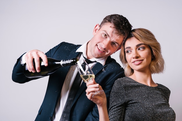 Jeune femme près de bel homme avec une bouteille de verre à boire