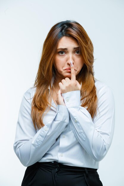 Jeune femme pressant le doigt sur le nez