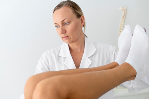 Jeune femme avec des problèmes de dos faisant un traitement de physiothérapie