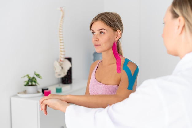 Jeune femme avec des problèmes de dos faisant un traitement de physiothérapie