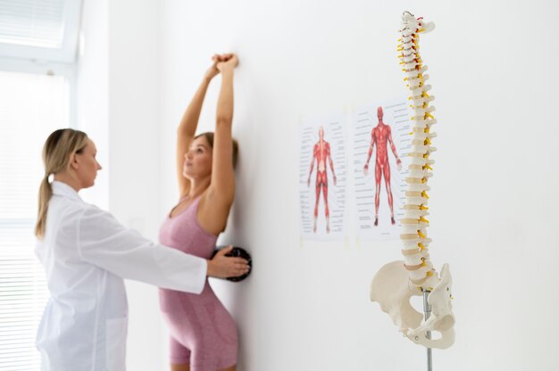 Jeune femme avec des problèmes de dos faisant un traitement de physiothérapie