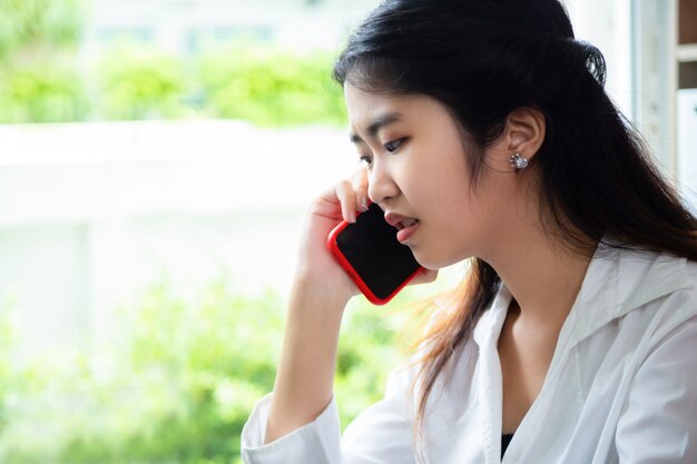 Jeune femme a des problèmes en travaillant au bureau