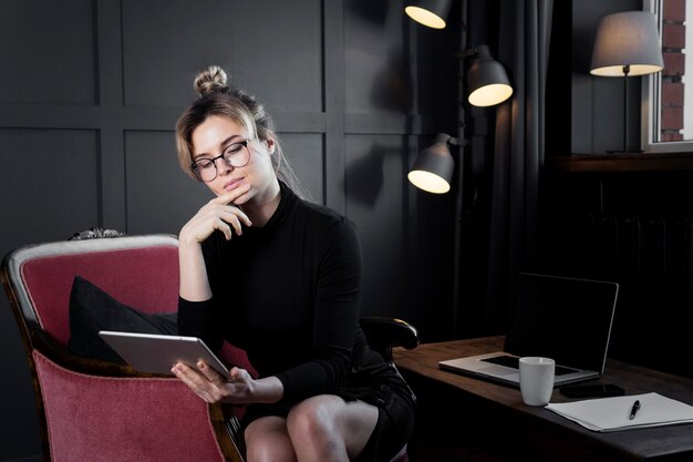 Jeune femme professionnelle avec des lunettes