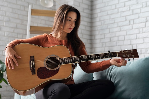 Jeune femme profitant de la vie hors ligne