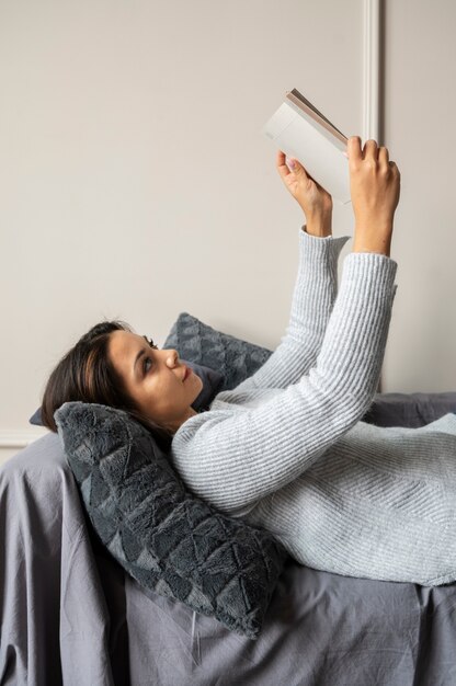 Jeune femme profitant de la vie hors ligne