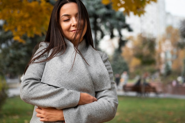 Jeune femme profitant de la vie hors ligne