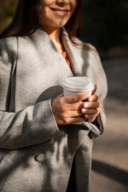 Jeune femme profitant de la vie hors ligne