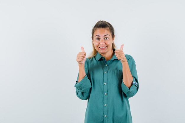 Jeune femme, projection, pouce haut, dans, chemise bleue, et, à, heureux