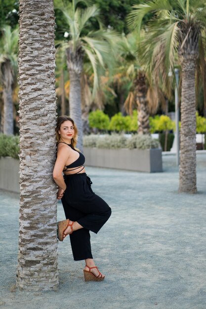 jeune femme sur la promenade de la ville en Espagne.