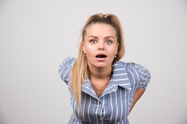 Jeune femme en pull bleu