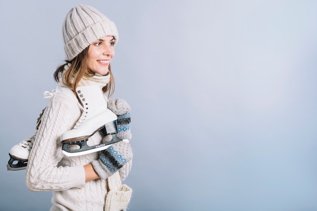 Jeune femme en pull à patins