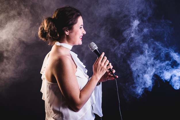 Jeune femme qui chante