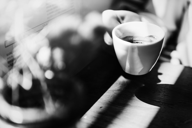 Jeune femme de race blanche dans un café