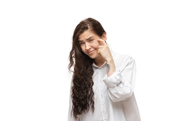 Jeune femme de race blanche avec des émotions et des gestes populaires drôles et inhabituels isolés sur blanc