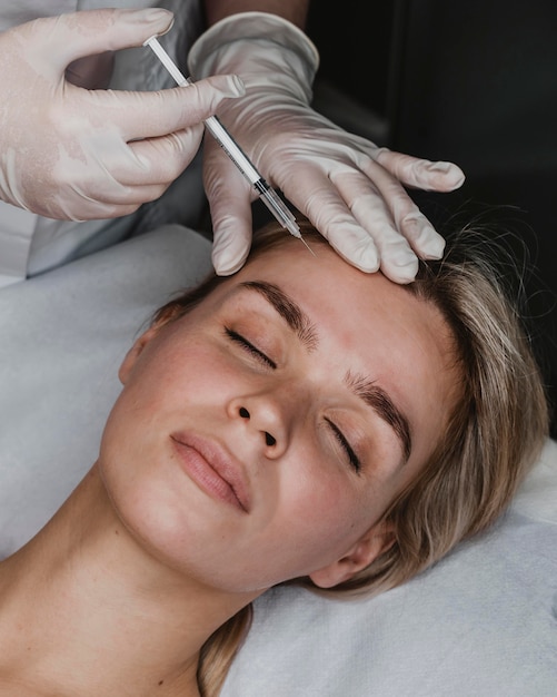 Jeune femme recevant une injection de beauté