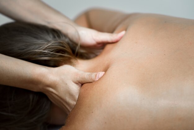 Jeune femme recevant un massage du dos dans un centre de spa.